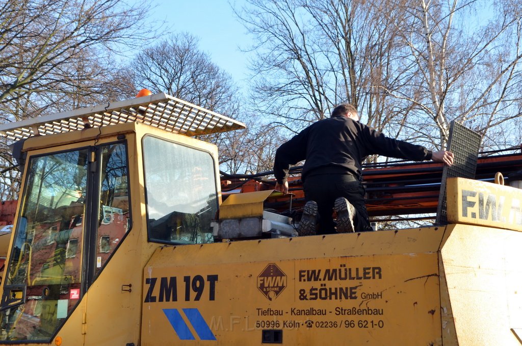 Bagger verliert Oel VU Pkw Koeln Ehrenfeld Innere Kanalstr Weinsbergerstr P199.JPG - Miklos Laubert